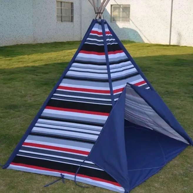 스트라이프 캔버스와 나무 기둥 어린이 텐트